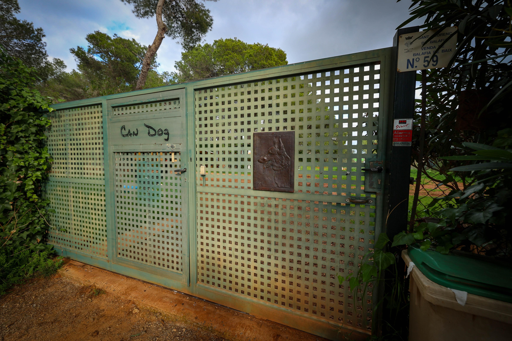 La entrada al terreno, cuya propietaria ha iniciado los trámites para desahuciar al empresario encargado de la gestión hasta ahora