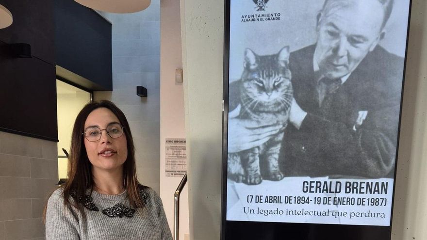La concejala de Cultura de Alhaurín el Grande, Marina Maldonado, junto a una imagen dedicada al legado del hispanista Gerarld Brenan.