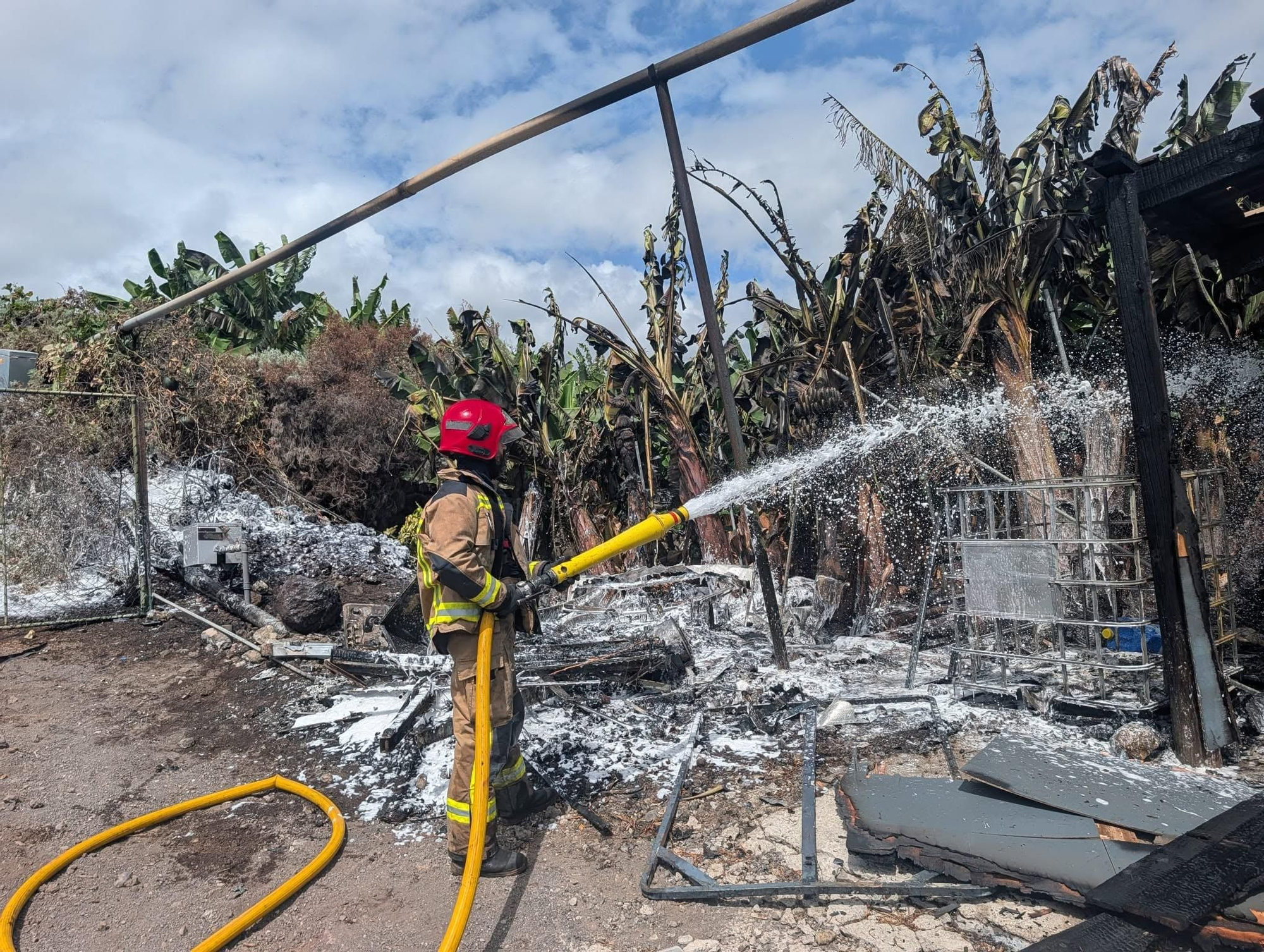 Un bombero en la extinción del incendio en una caravana en Villa de Mazo que afectó también a un cuarto de aperos.