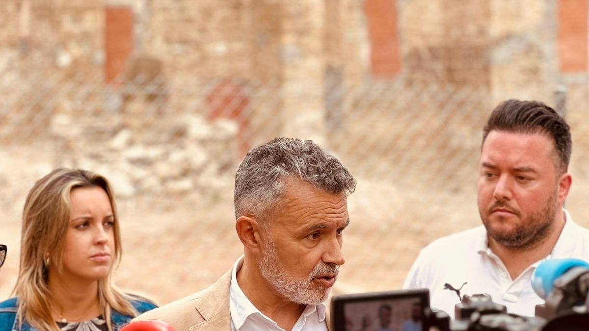 Un parque urbano con cipreses y naranjos en el antiguo claustro del convento de Madre de Dios en Logroño
