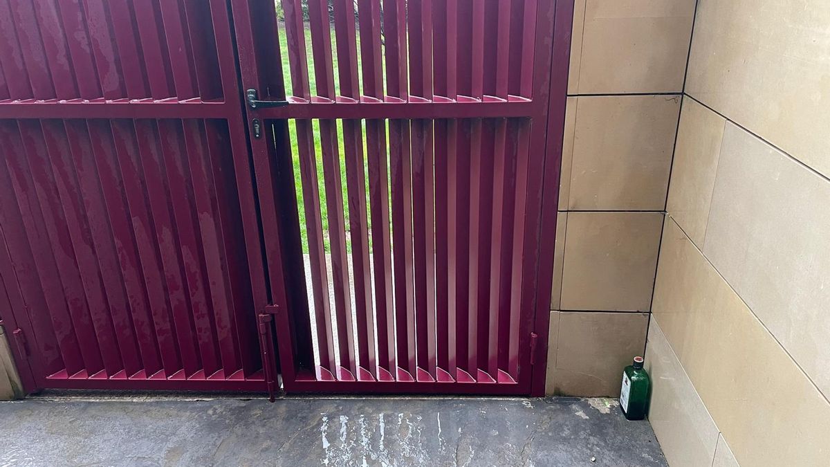 Restos del botellón en el entorno del la Plaza de Toros