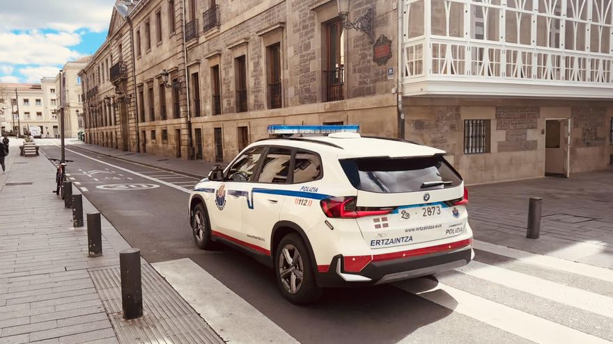 La Ertzaintza estrena patrullas BMW para sustituir a los Seat: cada unidad ha costado 70.000 euros y se esperan 300