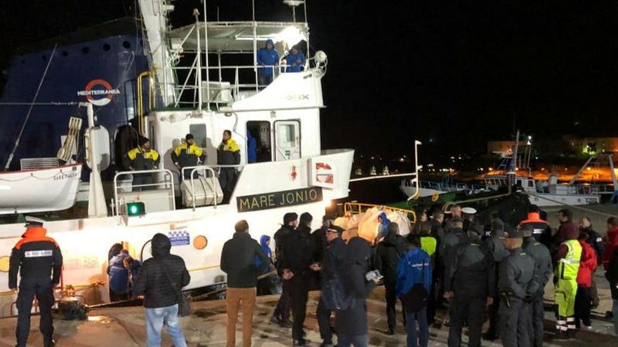 Italia investiga al comandante del barco de la ONG que rescató a 50 migrantes