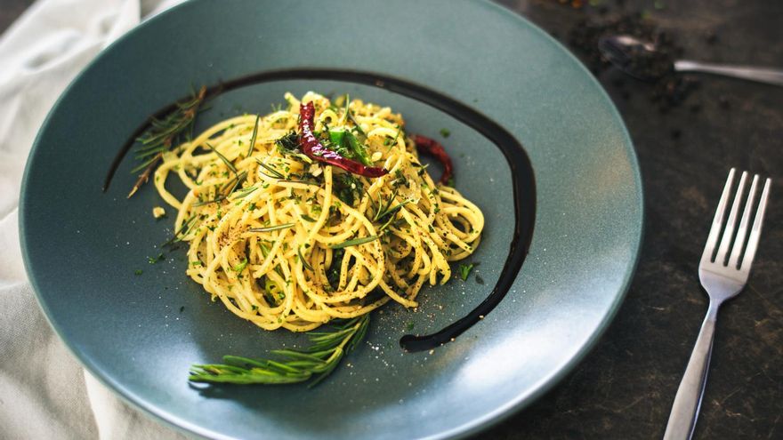 Una cena lista en 30 minutos: la receta clásica de pasta italiana que apenas lleva cuatro ingredientes básicos