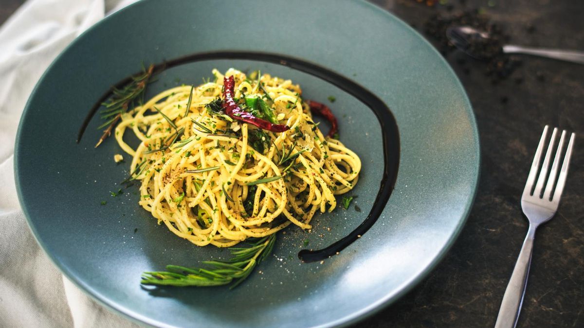 Una cena lista en 30 minutos: la receta clásica de pasta italiana que apenas lleva cuatro ingredientes básicos