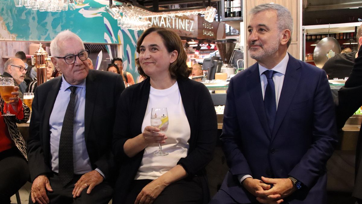 Ernest Maragall, Ada Colau y Jaume Collboni, durante un encuentro electoral en el mercado de La Boqueria