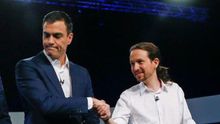 Pedro Sánchez y Pablo Iglesias se saludan antes del debate de las elecciones de hace tres años.