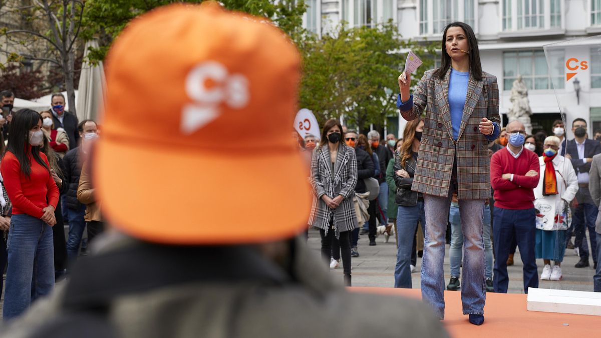 La líder de Ciudadanos, Inés Arrimadas durante la presentación de Edmundo Bal como candidato a la presidencia de la Comunidad de Madrid en la Plaza de Santa Ana.
