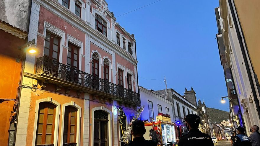 Susto en La Laguna: un derrumbe en el interior de un edificio abandonado obliga a acordonar una céntrica calle del Casco Histórico