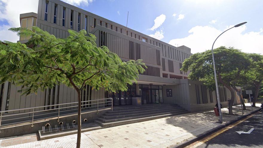 A group of families mobilize for the closure "intermittent" from the State Library of Santa Cruz de Tenerife