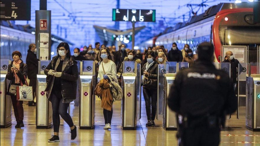 Un agente de la Policía Nacional controla la llegada de viajeros a la estación del Norte de València.