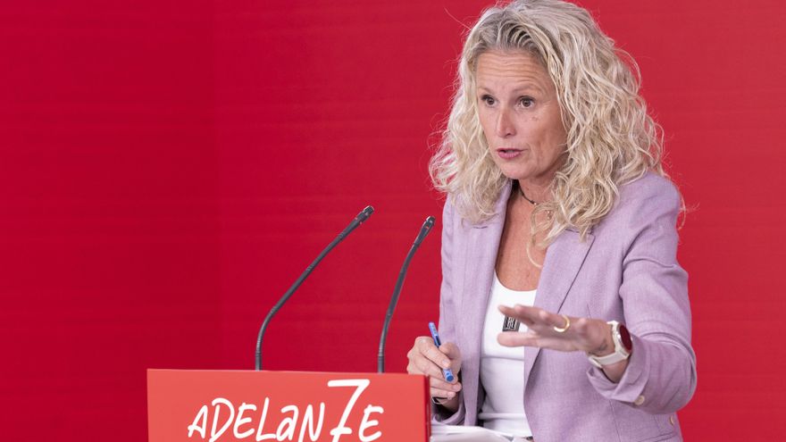 La portavoz del PSOE, Montse Mínguez, en una rueda de prensa en Ferraz.