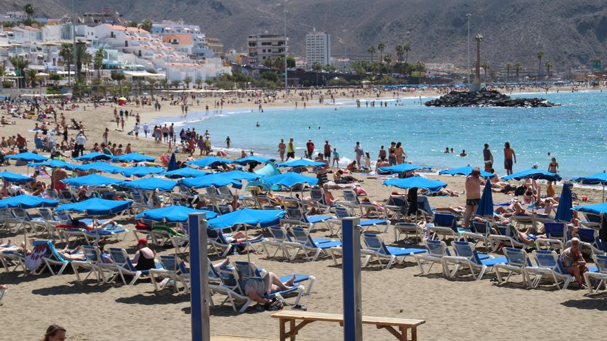Arona links the penalty of 60,000 euros for not renewing permits for beach services to the transfer of Costas to the Canary Islands