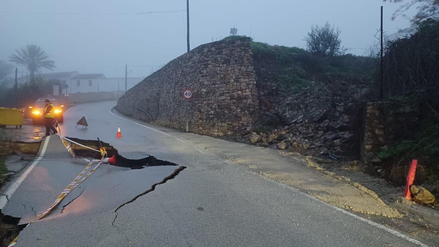La plataforma de la carretera MA-6101 en Villanueva de Algaidas ha colapsado a la altura de la barriada La Parrilla.
