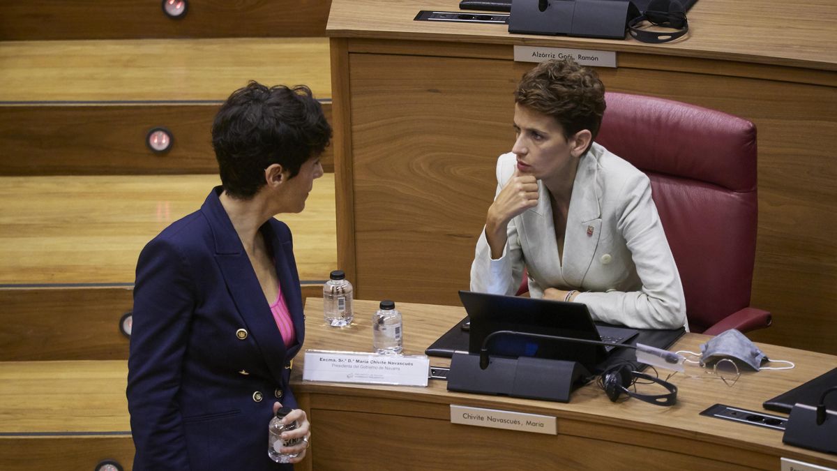 La Presidenta del Gobierno de Navarra, María Chivite,habla con la consejera de Economía y Hacienda de Navarra, Elma Saiz