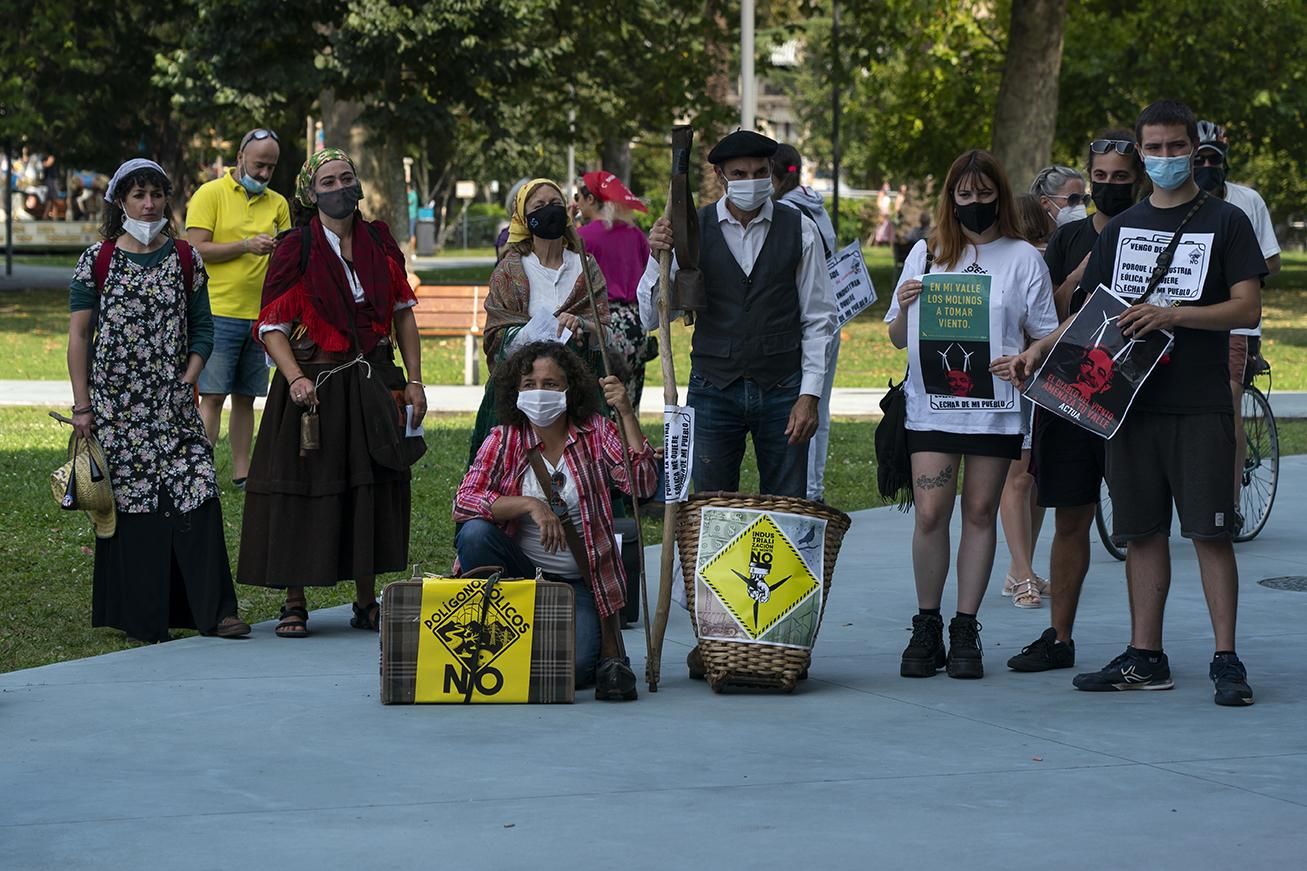 Marcha contra los parques eólicos en Santander.