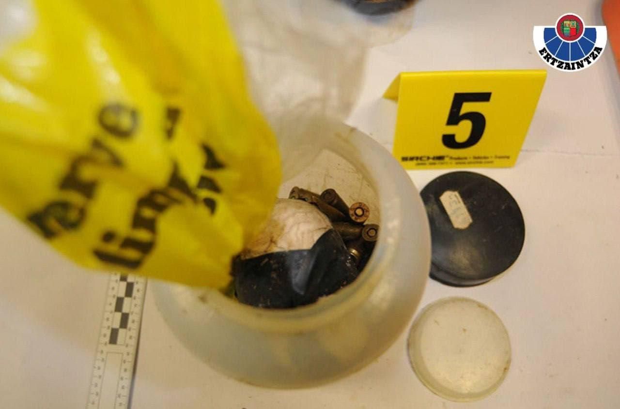 Armas y munición encontradas en el zulo de Ataun