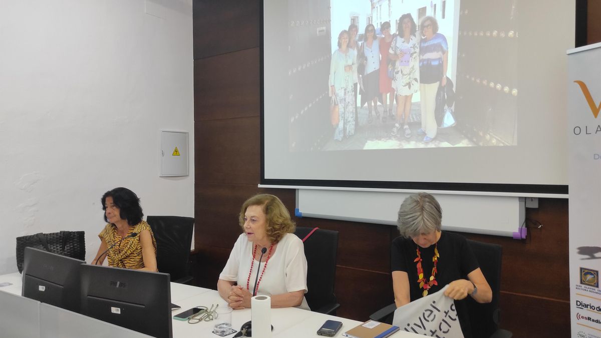 Amparo Rubiales, junto con Mercedes Serrato (izquierda) y Blanca Rodríguez (derecha), clausura el curso 'Mujeres y Justicia' de la UPO.