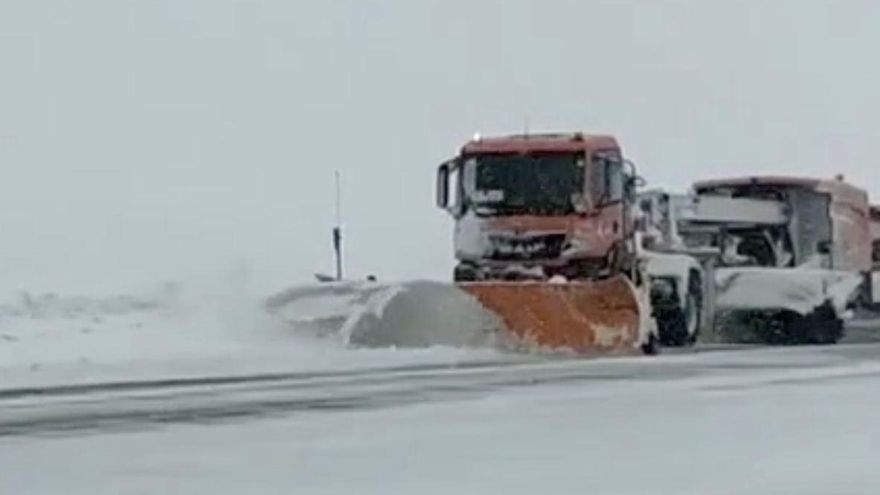 Un camión quita la nieve en Barajas