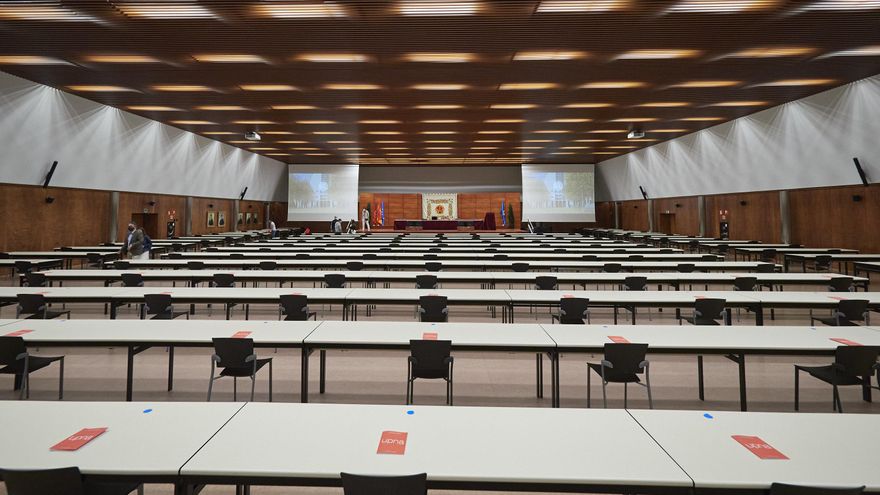 Archivo - Aula Mayor momentos antes de la apertura del curso 2020-2021 en la UPNA