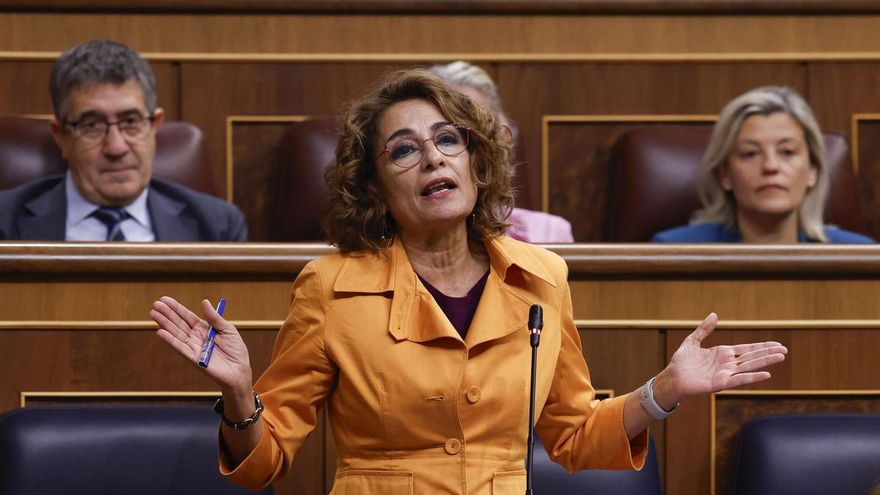 La vicepresidenta primera y ministra de Hacienda, María Jesús Montero, interviene en la sesión del control al ejecutivo celebrada este miércoles.