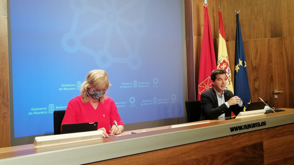Mikel Irujo, dirección de Acción Exterior, en una rueda de prensa junto con la consejera de Relaciones Ciudadanas, Ana Ollo, en una imagen de archivo.