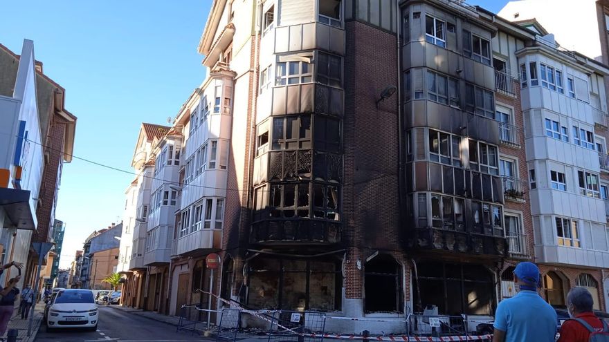 Estado del edificio tras el incendio en el local comercial.