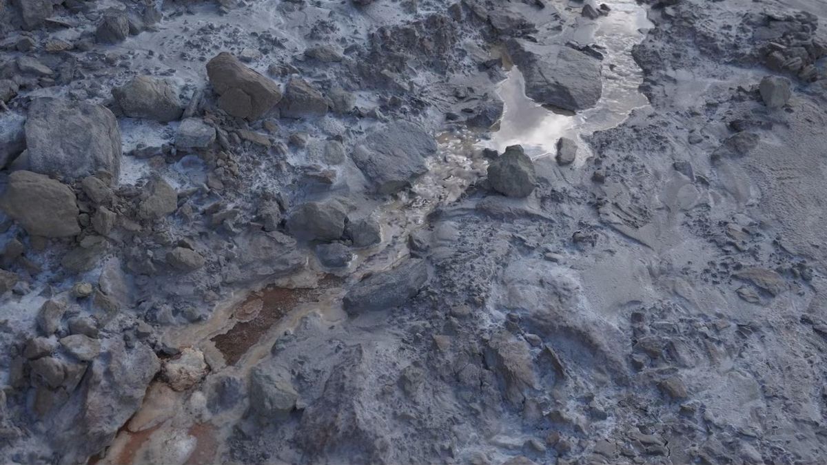 Agua contaminada por la mina.