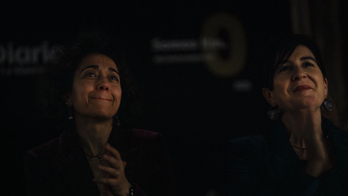 De izquierda a derecha, Verónica García, directora comercial de elDiario.es Castilla-La Mancha y Rocío Sánchez, responsable de Administración y Recursos Humanos en los Reconocimientos Somos Km.0 de elDiario.es Castilla-La Mancha