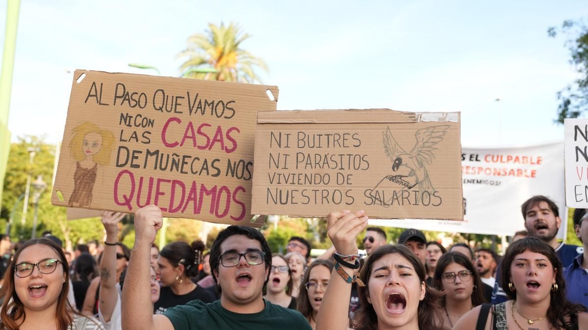 La concentración en Córdoba por la vivienda tras el desahucio de Maricarmen, en imágenes