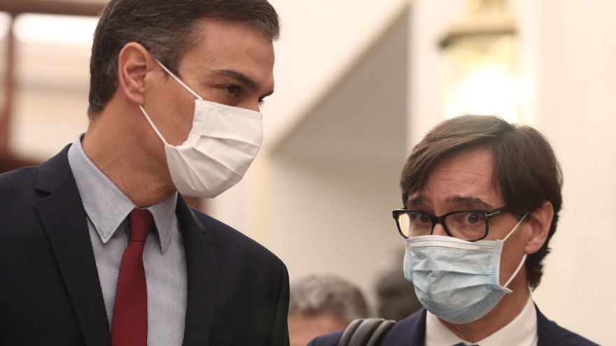 El presidente del Gobierno, Pedro Sánchez (i), y el ministro de Sanidad, Salvador Illa