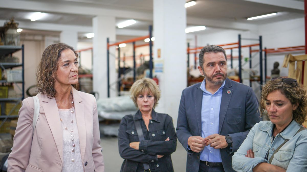 Reyes Maroto lidera la comitiva socialista en la visita a la placa de Largo Caballero.