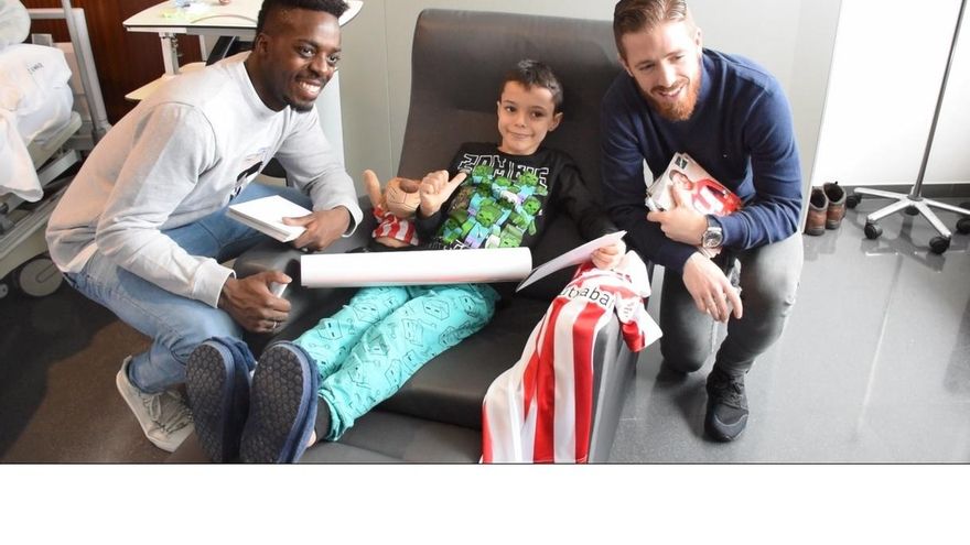 Iker Muniain e Iñaki Williams entregan batas confeccionadas con camisetas rojiblancas a niños hospitalizados en Bilbao