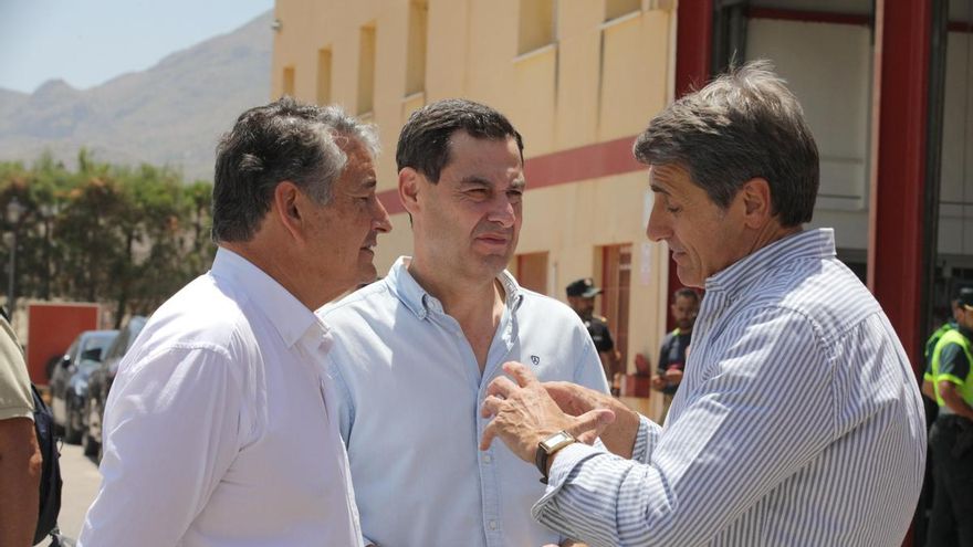 Imagen del 10 de julio del 2026 del presidente de la Junta de Andalucía Juanma Moreno (c) junto al Consejero de la Presidencia, Interior, Diálogo Social y Simplificación Administrativa de la Junta de Andalucía, Antonio Sanz (i) y el delegado de gobierno Pedro Fernández (d) en su visita al Puesto de mando en el parque de bomberos de la localidad almeriense de Turre donde le informa sobre el incendio de Los Gallardos. EFE/Pepe Torres.