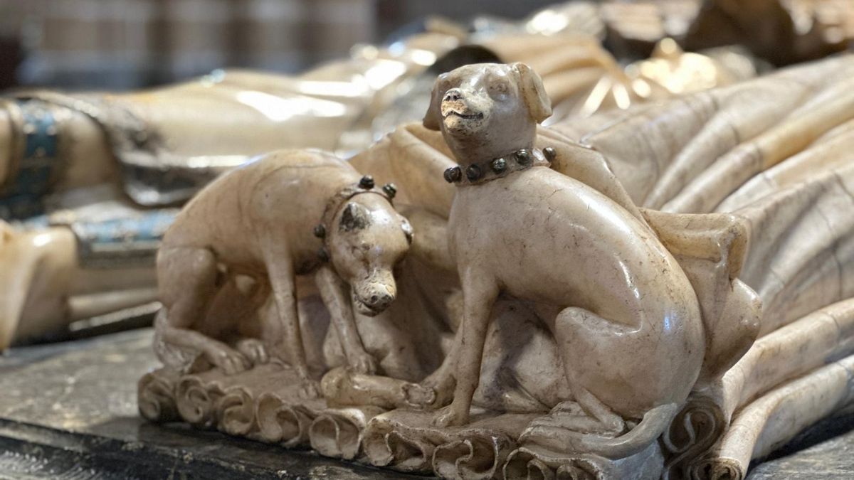 Detalle de los perros a los pies de Leonor de Trastámara en su sepulcro en la Catedral de Pamplona
