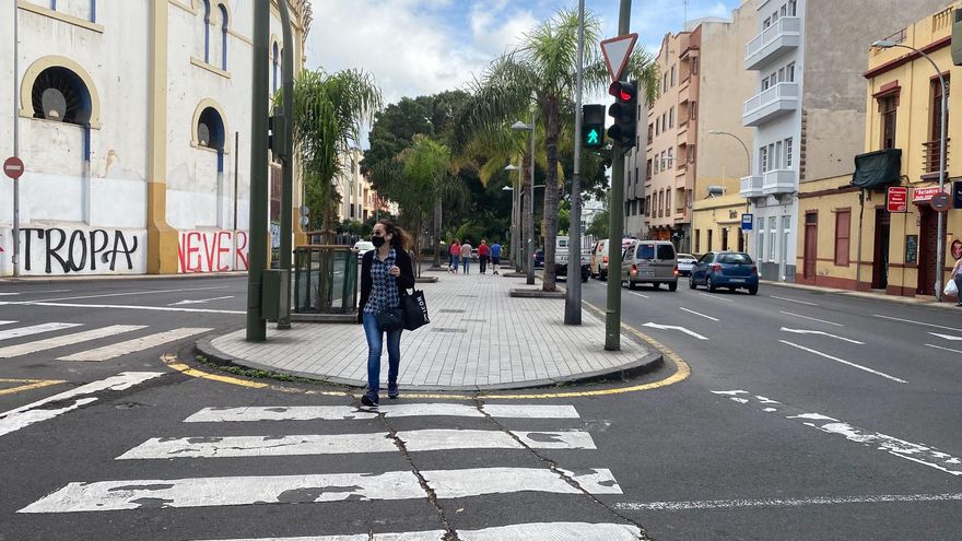 Una persona camina por las Ramblas de Santa Cruz de Tenerife