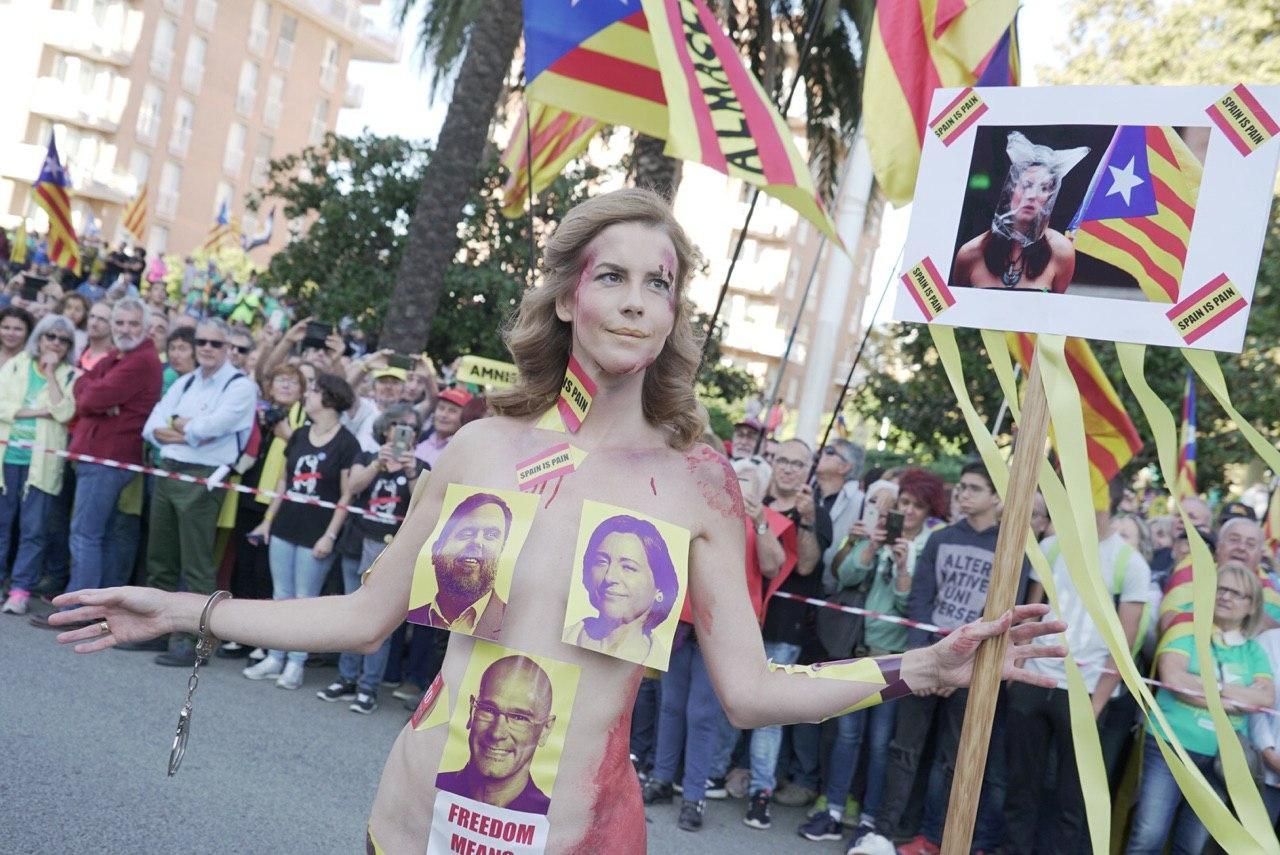 Una de las asistentes pide libertad para los líderes del procés encarcelados