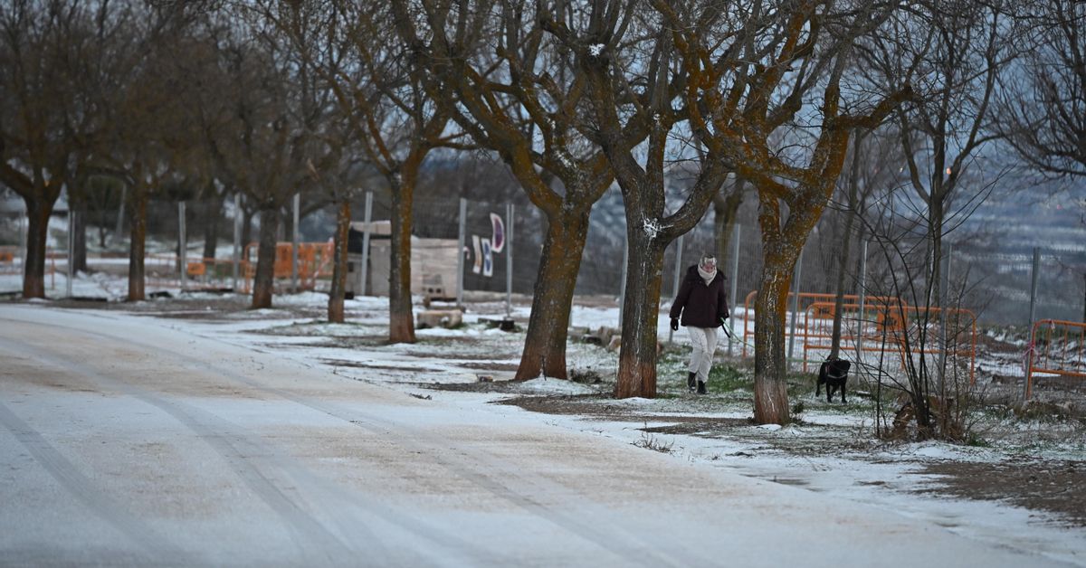 La nieve afecta a tres carreteras nacionales y a la A-6 y mantiene cerradas nueve secundarias