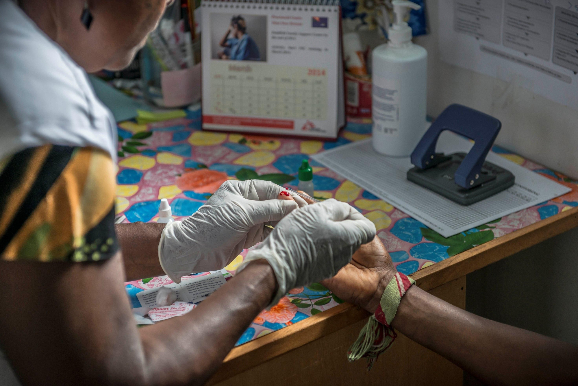 El tratamiento para prevenir la transmisión del VIH debe comenzar dentro de las 72 horas transcurridas tras una violación. Una superviviente de violencia sexual realiza un análisis de VIH en el Centro de Apoyo Familiar. Fotografía: Yann Libessart/MSF