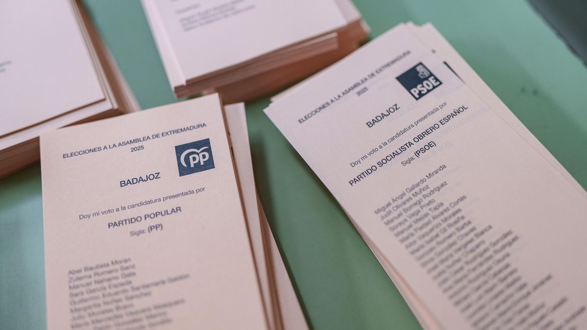 Papeletas del PP y del PSOE en un colegio electoral extremeño este domingo.