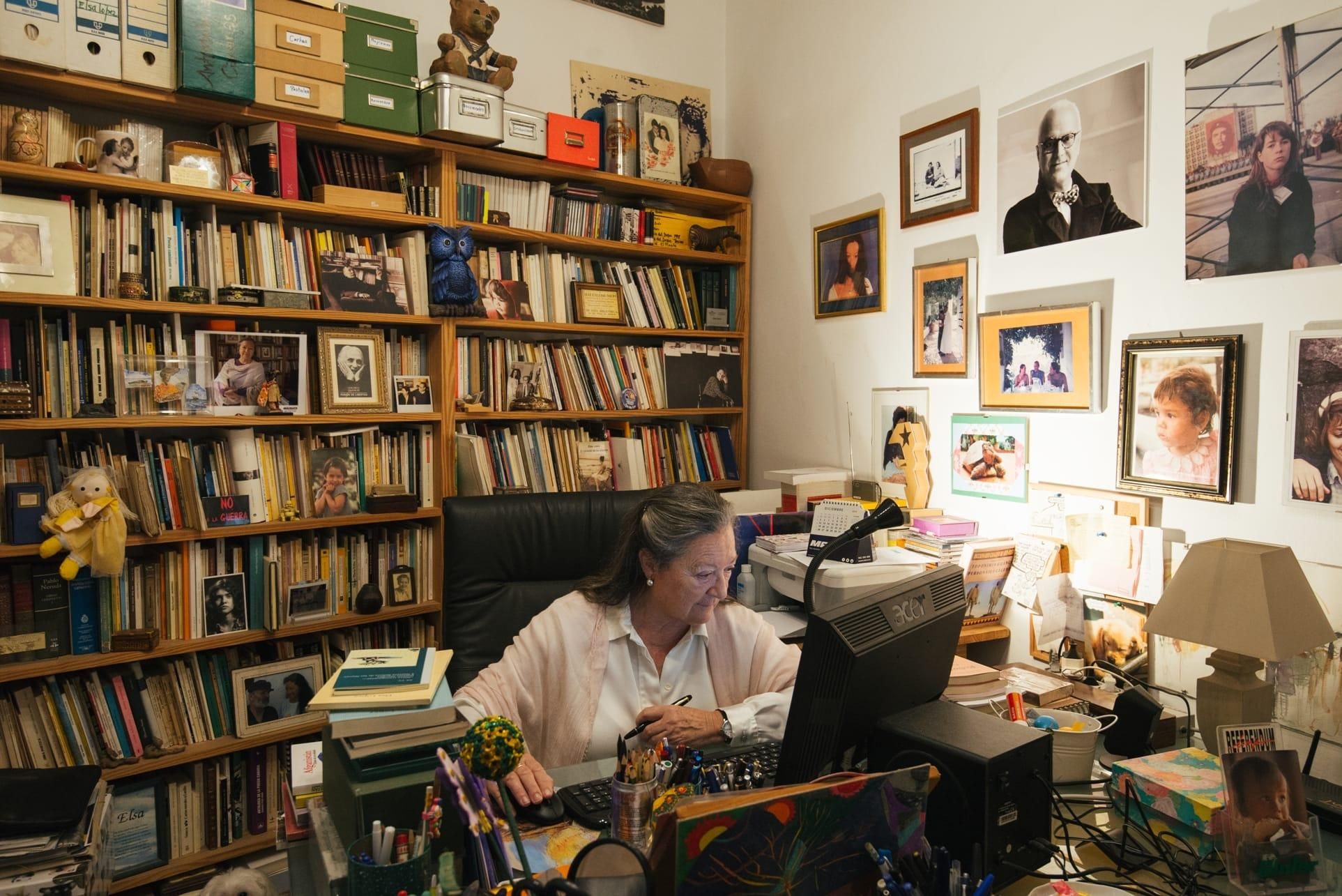 Elsa López en una de sus bibliotecas.