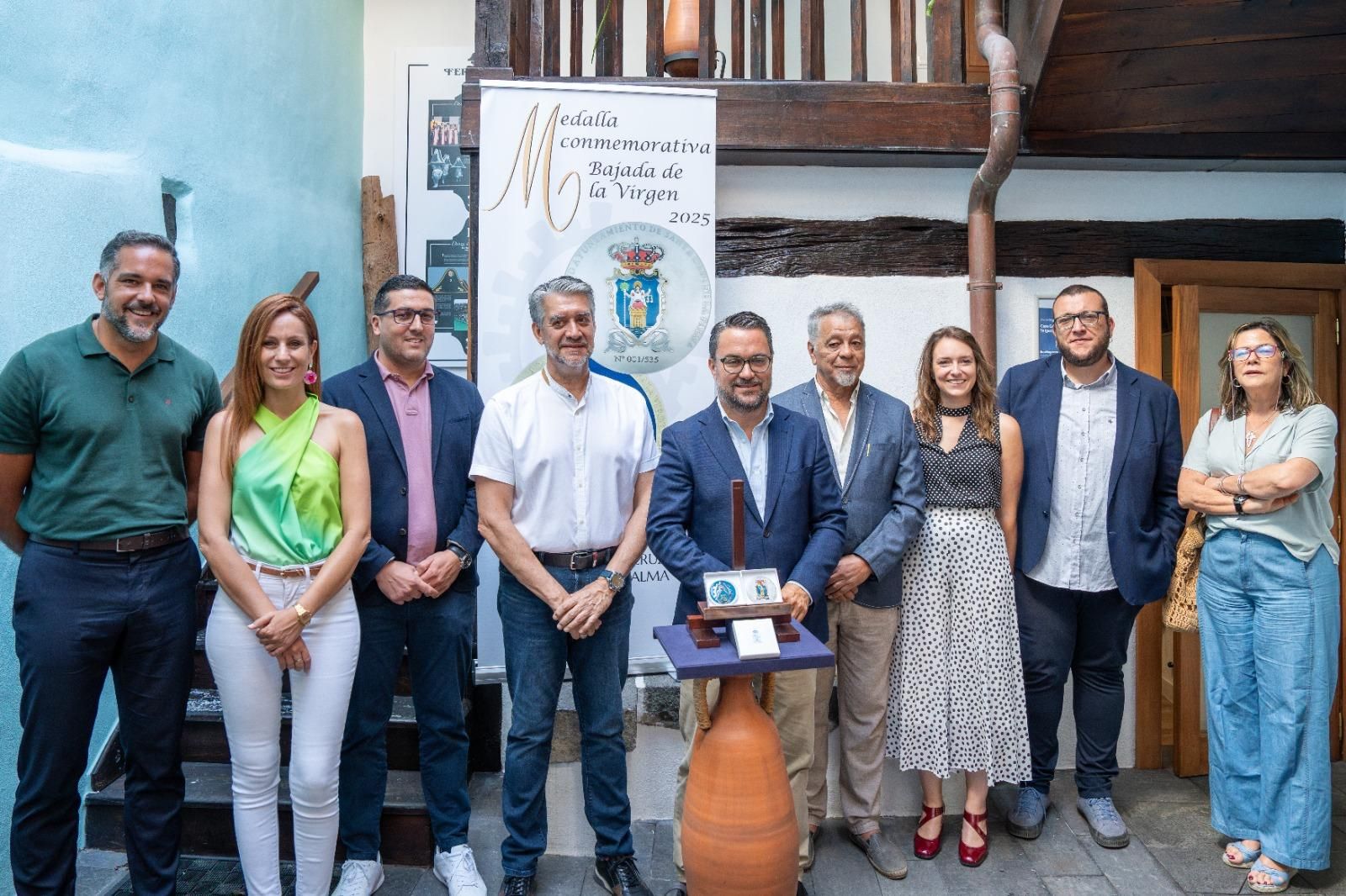 Presentación de la medalla conmemorativa alusiva a la Virgen de las Nieves.