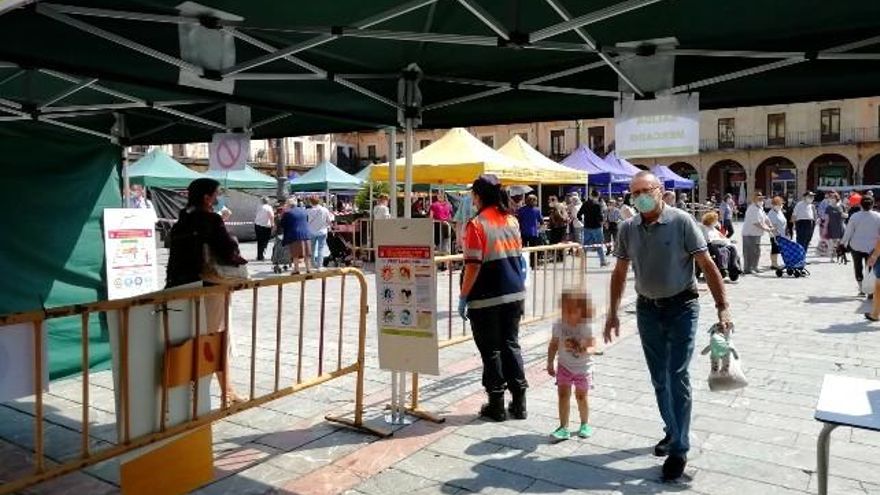 Zona de acceso controlado por Protección Civil al mercado que regresó a la Plaza Mayor.