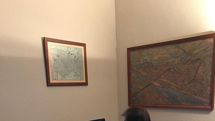 El rincón desde el que realiza el presidente Fernández Vara por videoconferencia consejos de gobierno y otras reuniones a distancia