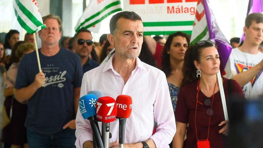 El coordinador federal de Izquierda Unida, Antonio Maíllo, atiende a los medios de comunicación tras la concentración del día de hoy. A 18 de junio de 2025 en Málaga, Andalucía (España).
