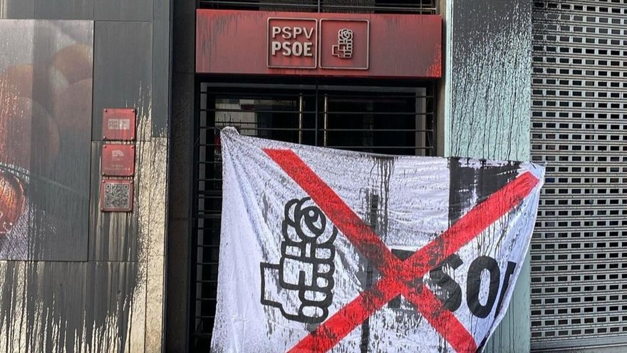 El PSPV-PSOE denuncia el ataque a su sede en València con pintura y una sábana con el logo del partido tachado