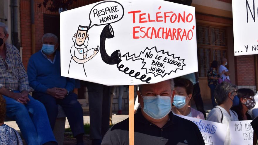 Pancarta contra las consultas telefónicas en la ZBS de Carbonero.