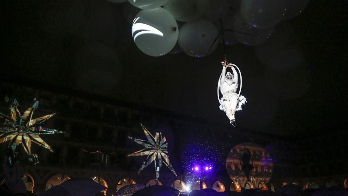 Espectáculo aéreo en la plaza de la Corredera