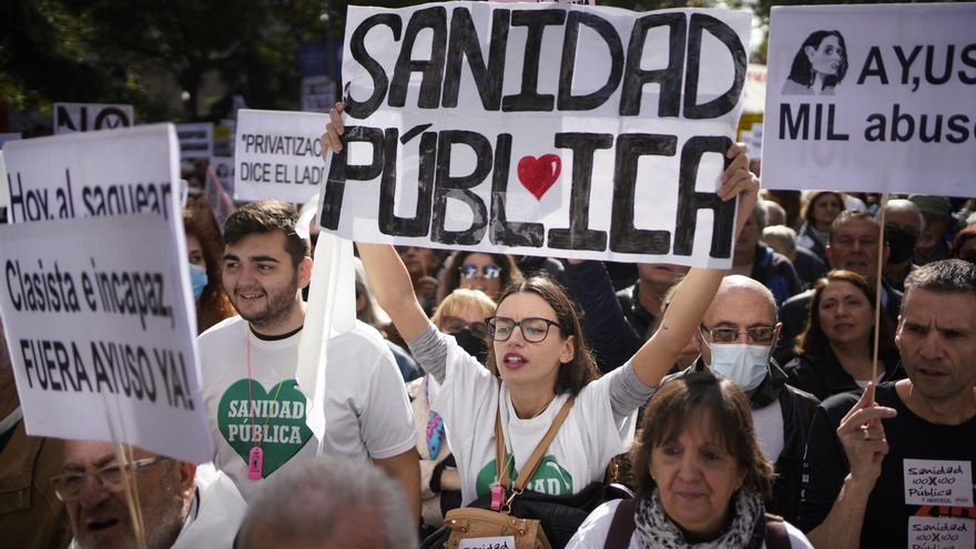 Una mujer con una pancarta en la que se lee 'Sanidad pública'
