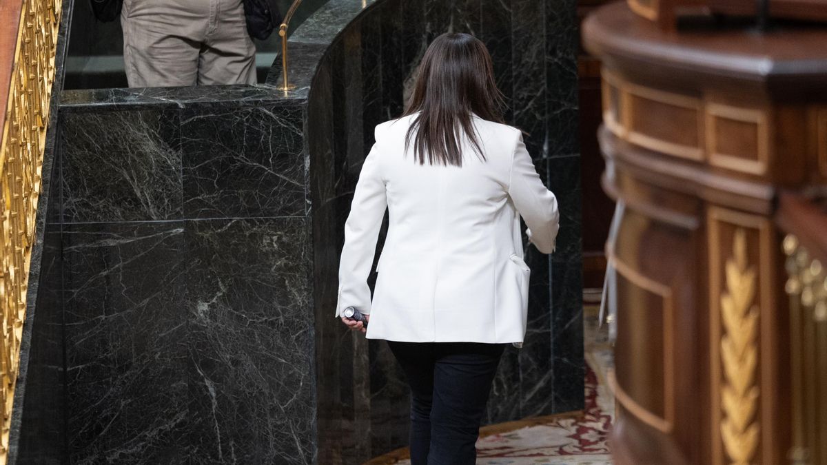 La diputada del PP, Ana Vázquez, cuando abandonó el hemiciclo a instancias de Francina Armengol.